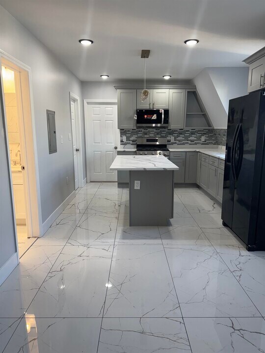 321 Avenue C in Bayonne, NJ - Building Photo