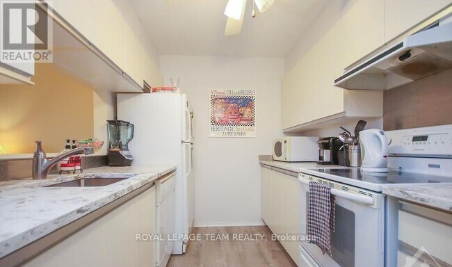 270 Brittany Dr in Ottawa, ON - Building Photo - Building Photo