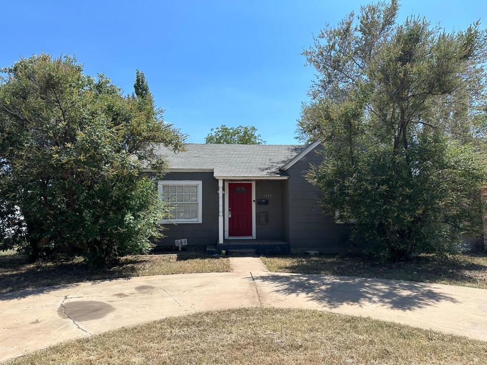 1915 26th St in Lubbock, TX - Building Photo