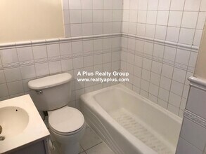 336 Centre St, Unit #2 in Boston, MA - Foto de edificio - Building Photo