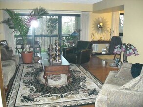 5120 Maris Ave, Unit 301 in Alexandria, VA - Foto de edificio - Building Photo