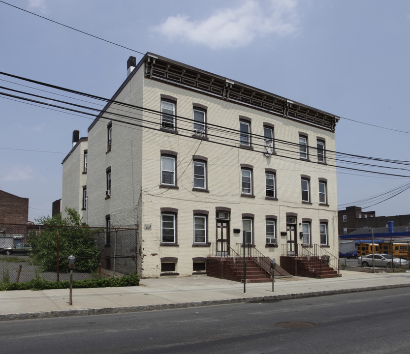 218 Fayette St in Perth Amboy, NJ - Foto de edificio