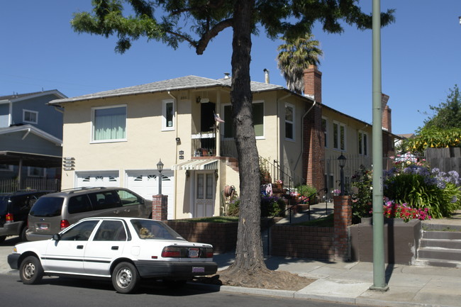 2507-2519 Coolidge Ave in Oakland, CA - Foto de edificio - Building Photo