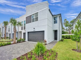 5671 Enclave Dr in Mangonia Park, FL - Building Photo