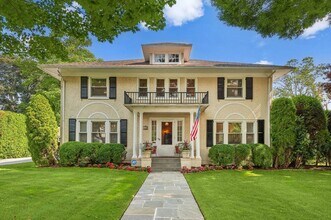 24 Jennings Ave in Southampton, NY - Foto de edificio - Building Photo