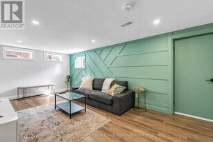 496 Manchester Rd in Kitchener, ON - Building Photo