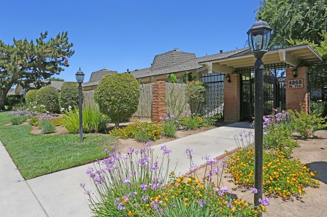 Meadowbrook Apartments in Fresno, CA - Building Photo - Building Photo