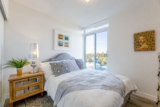 100 Bond Street East in Oshawa, ON - Building Photo - Interior Photo