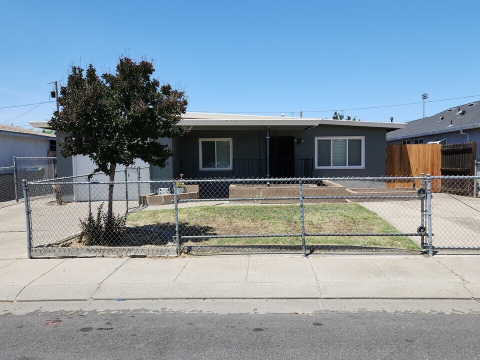 321 W 3rd St in Stockton, CA - Building Photo