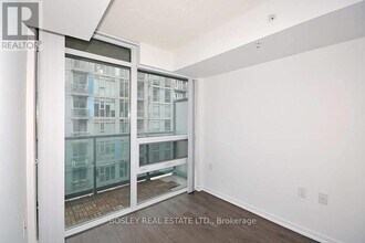 36-2036 Lisgar St in Toronto, ON - Building Photo - Building Photo