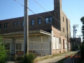 2207 E 75th St in Chicago, IL - Foto de edificio - Building Photo
