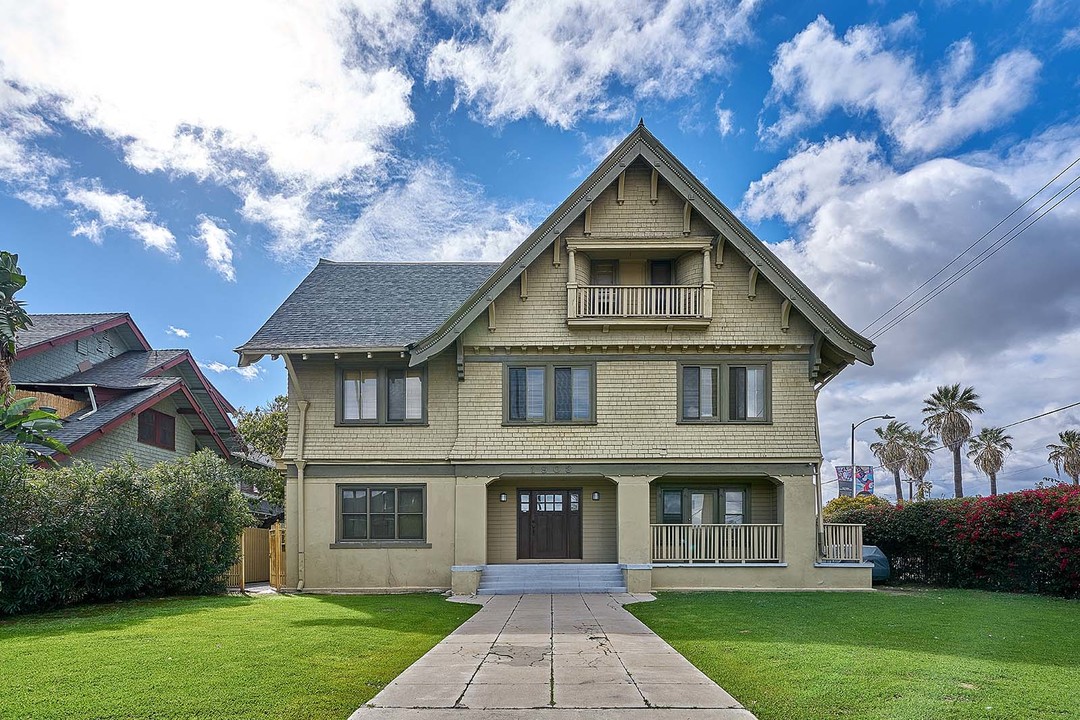 1903 S Harvard Blvd in Los Angeles, CA - Building Photo