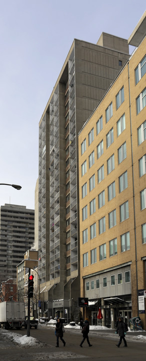 Château Latour in Montréal, QC - Building Photo