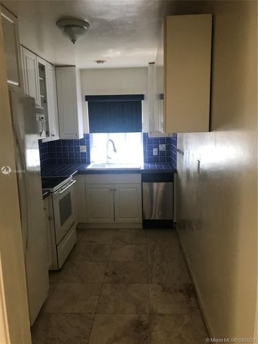 60 Park Dr in Bal Harbour, FL - Foto de edificio - Building Photo