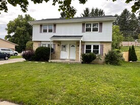 1631 Highland Dr in Grafton, WI - Building Photo