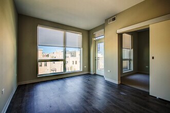 851 W Grand Ave in Chicago, IL - Building Photo - Building Photo