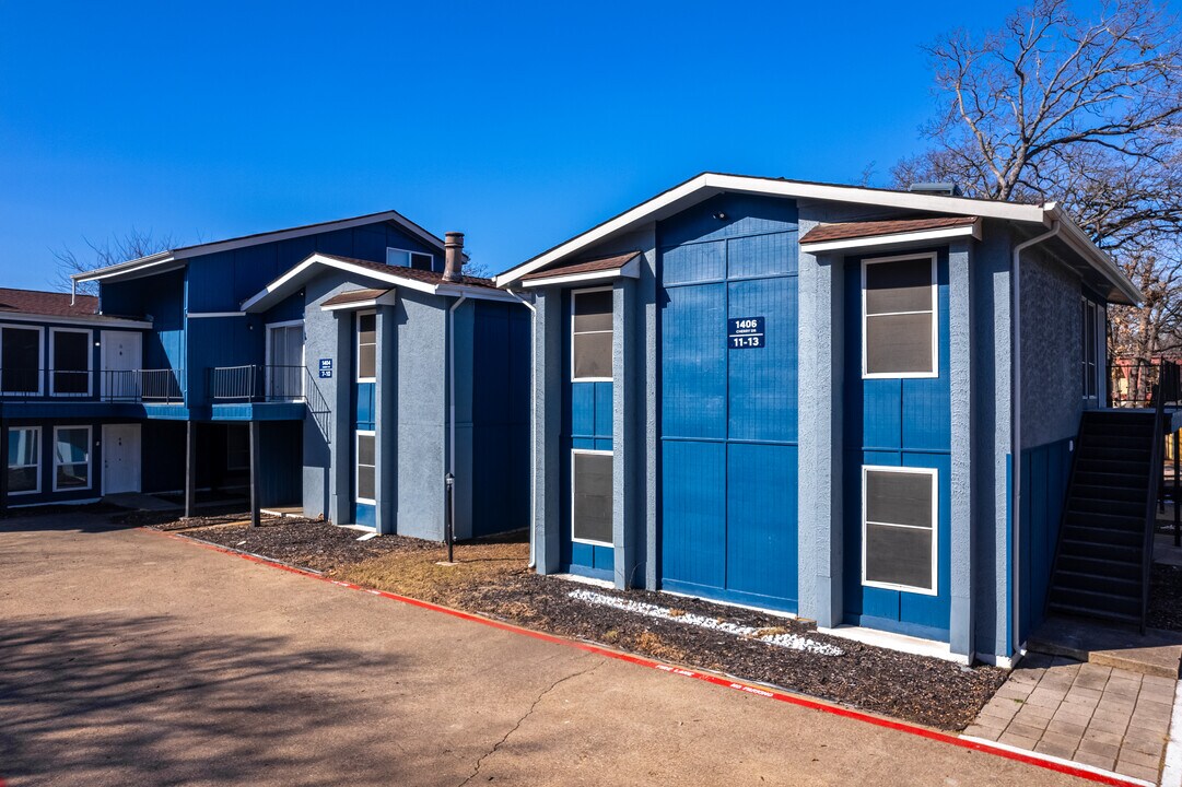 Treehouse Apartments in Arlington, TX - Building Photo