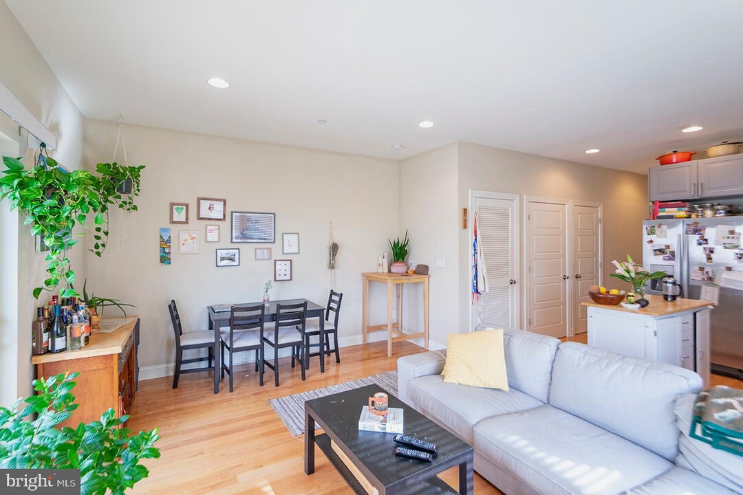1242 S 17th St-Unit -2ND FLR in Philadelphia, PA - Building Photo