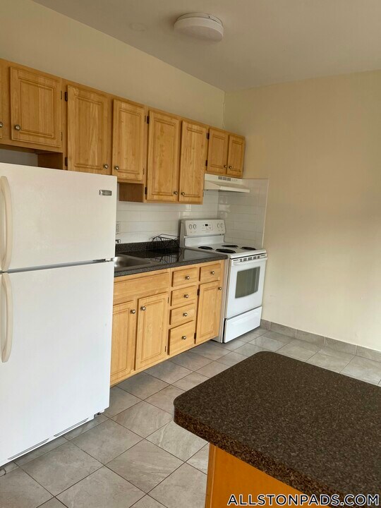 1137 Commonwealth Ave in Boston, MA - Building Photo