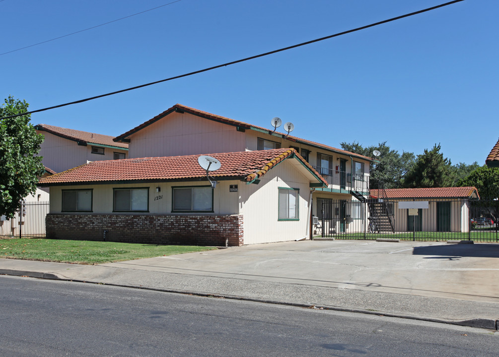 Evergreen Apartments in Merced, CA - Building Photo