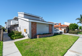 Blanton Apartments in Huntington Beach, CA - Building Photo - Other