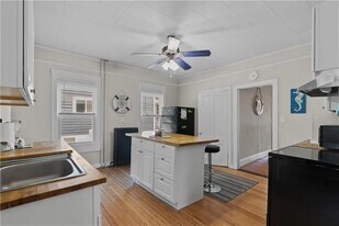 16 Dean Ave in Newport, RI - Building Photo