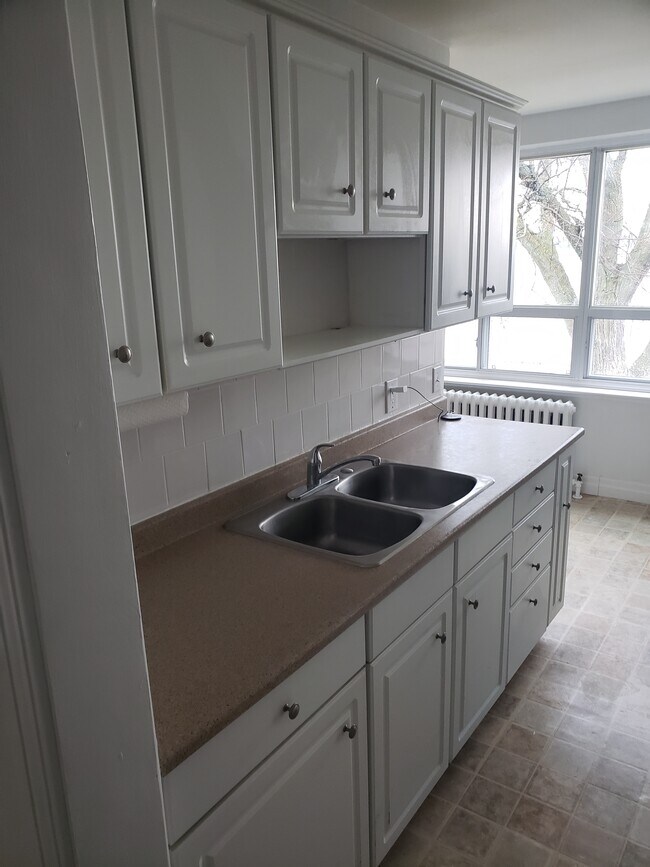 108 Kempenfelt Dr in Barrie, ON - Building Photo - Building Photo