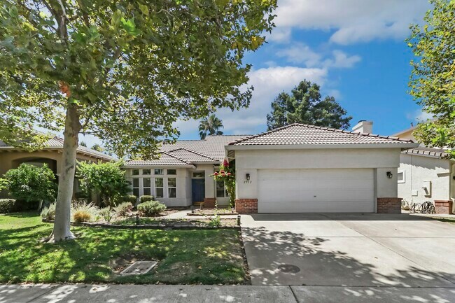 property at 2932 Prado Ln