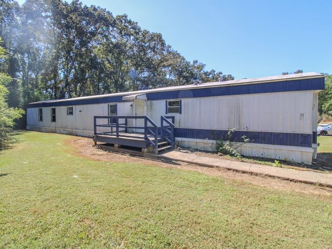 210 Cameron Cir in Muscle Shoals, AL - Building Photo - Building Photo