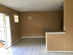 11502 NW 43rd St in Coral Springs, FL - Foto de edificio - Building Photo
