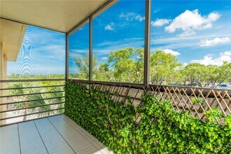 3285 Foxcroft Rd in Miramar, FL - Building Photo - Building Photo