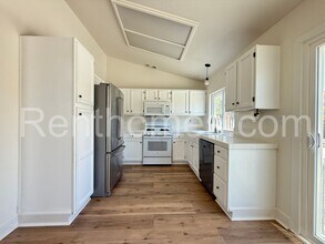 43104 Corte Cabrera in Temecula, CA - Foto de edificio - Building Photo