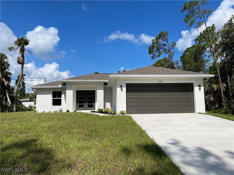 2055 Blueberry Rd in North Port, FL - Building Photo