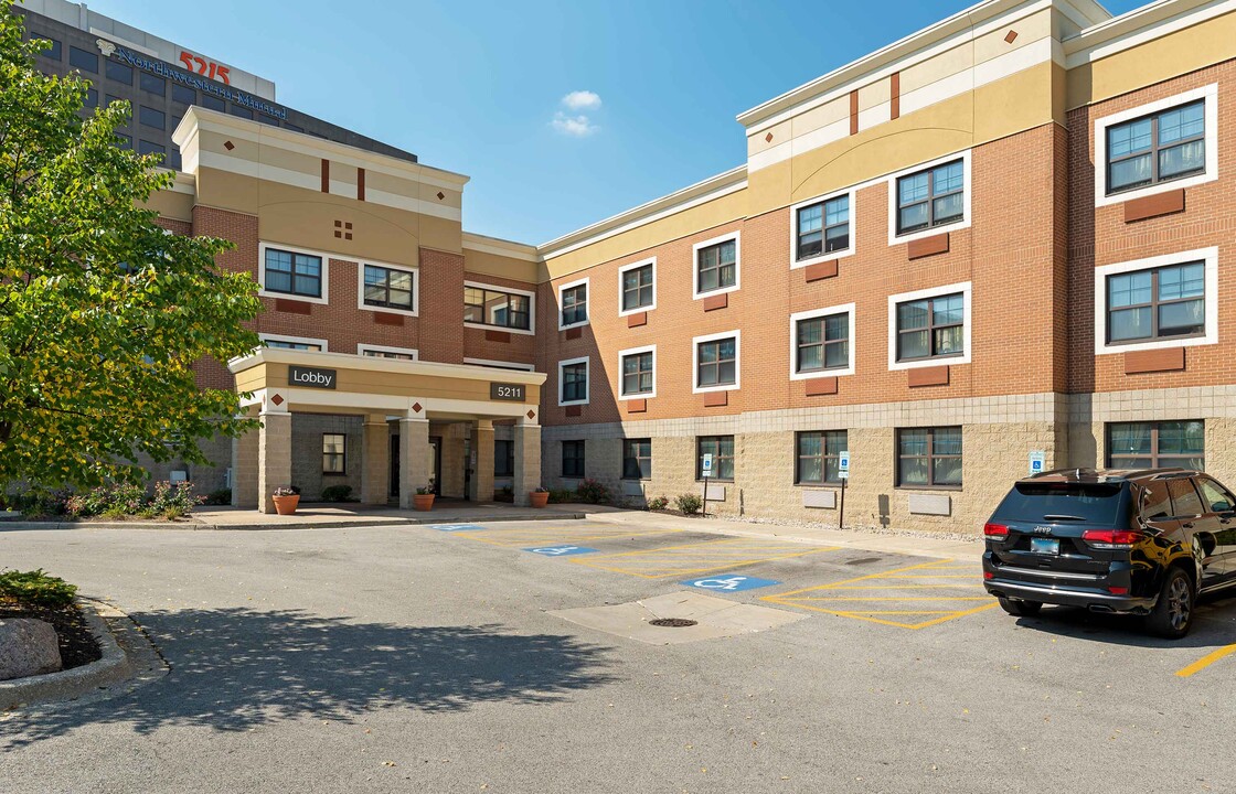 Furnished Studio-Chicago - Skokie in Skokie, IL - Foto de edificio