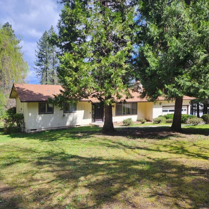 312 Carrollwood Dr in Grants Pass, OR - Building Photo