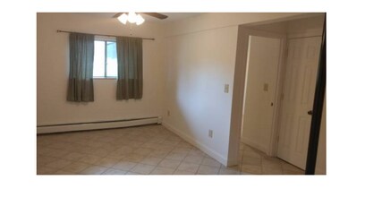 140 Kenrick St, Unit 4 in Boston, MA - Foto de edificio - Building Photo