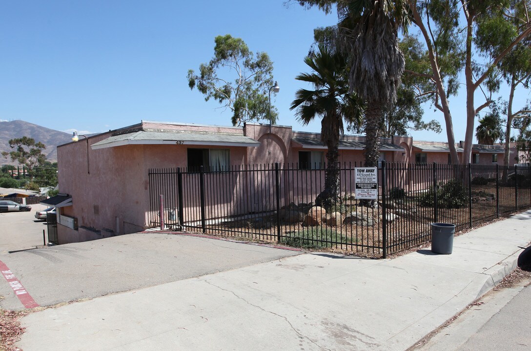 437 Grand Ave in Spring Valley, CA - Foto de edificio