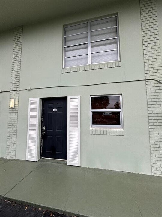 809 W Oakland Park Blvd, Unit K4 in Wilton Manors, FL - Building Photo