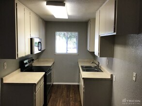 700 Mamilane in Modesto, CA - Building Photo - Building Photo