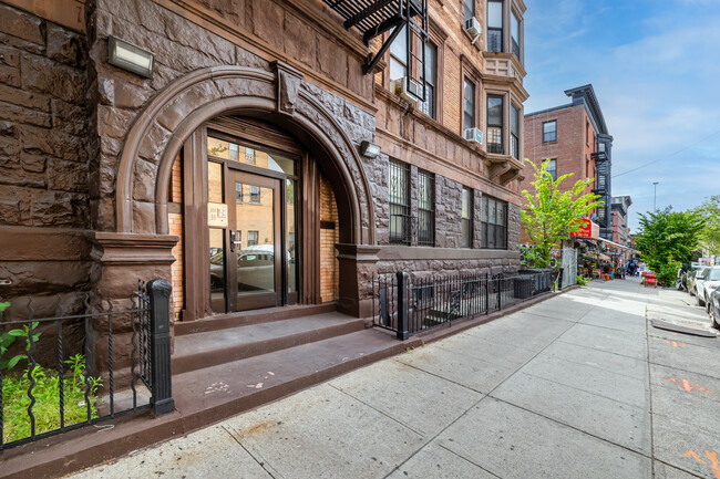 498 Hancock Street in New York, NY - Foto de edificio - Building Photo