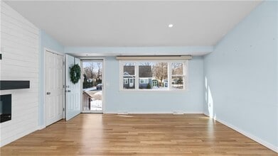 82 Primrose Dr in East Greenwich, RI - Building Photo - Building Photo