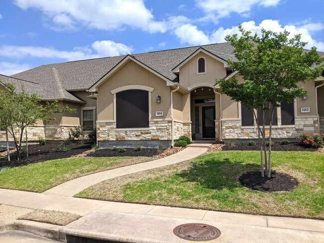 3 Bed 3 Bath Townhome in Summit Crossing for Fall 2026 Move In! in College Station, TX - Building Photo - Building Photo