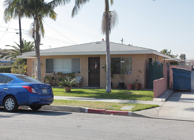 16301-16305 Cornuta Ave in Bellflower, CA - Building Photo - Building Photo