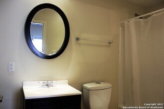 810 E Ashby Pl, Unit 1050 in San Antonio, TX - Building Photo - Building Photo