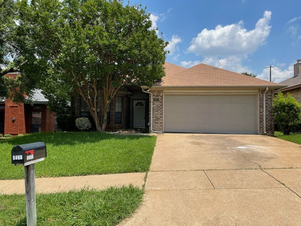 5903 Sterling Green Trail in Arlington, TX - Building Photo