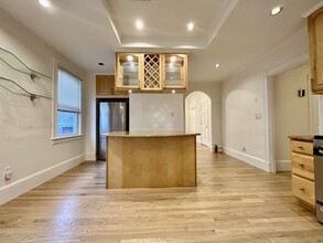 8 White Ave, Unit 2 in Chestnut Hill, MA - Foto de edificio - Building Photo