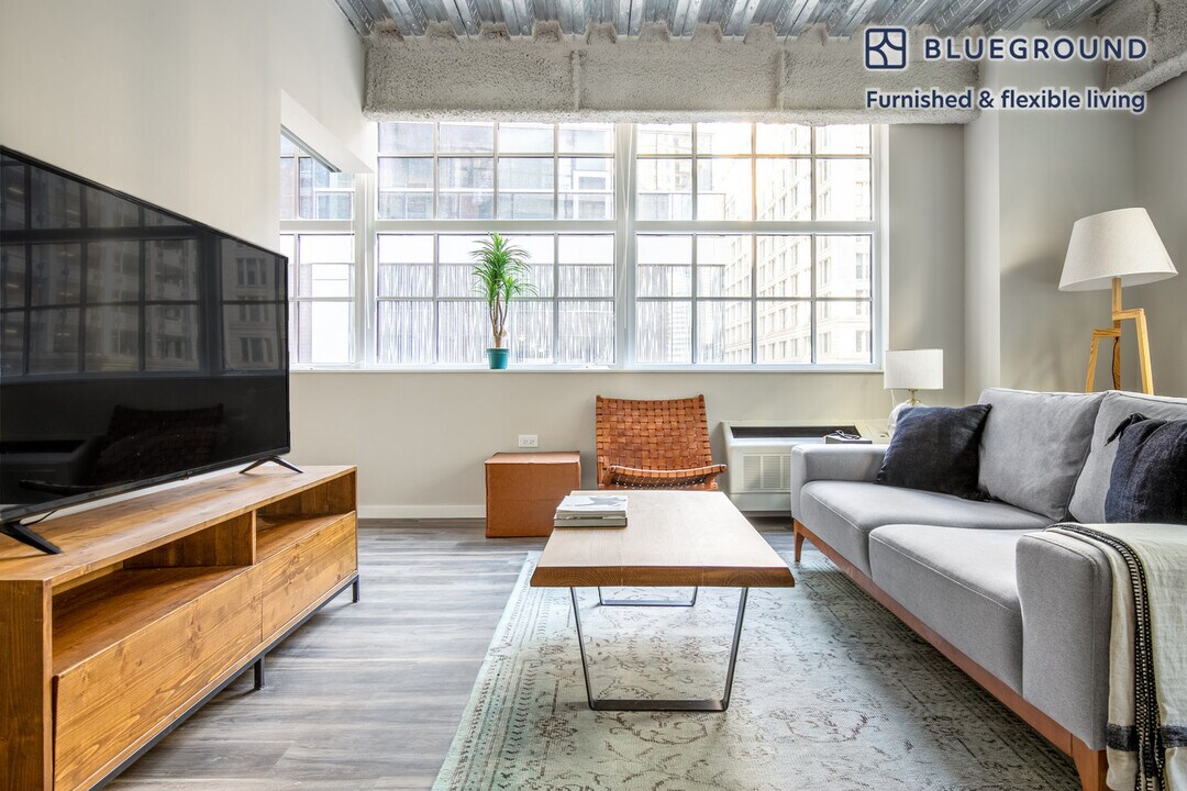 60 E Benton Pl-Unit -FL3-ID368 in Chicago, IL - Building Photo