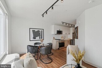 4240 Chestnut St in Philadelphia, PA - Foto de edificio - Building Photo