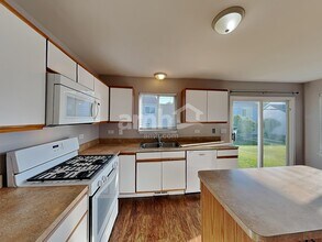 300 Annandale Dr in Lake In The Hills, IL - Foto de edificio - Building Photo