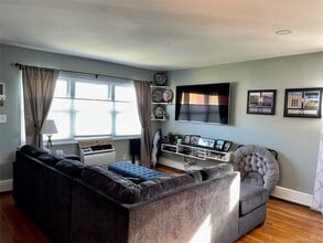 33 Farber Dr in Babylon, NY - Building Photo - Building Photo